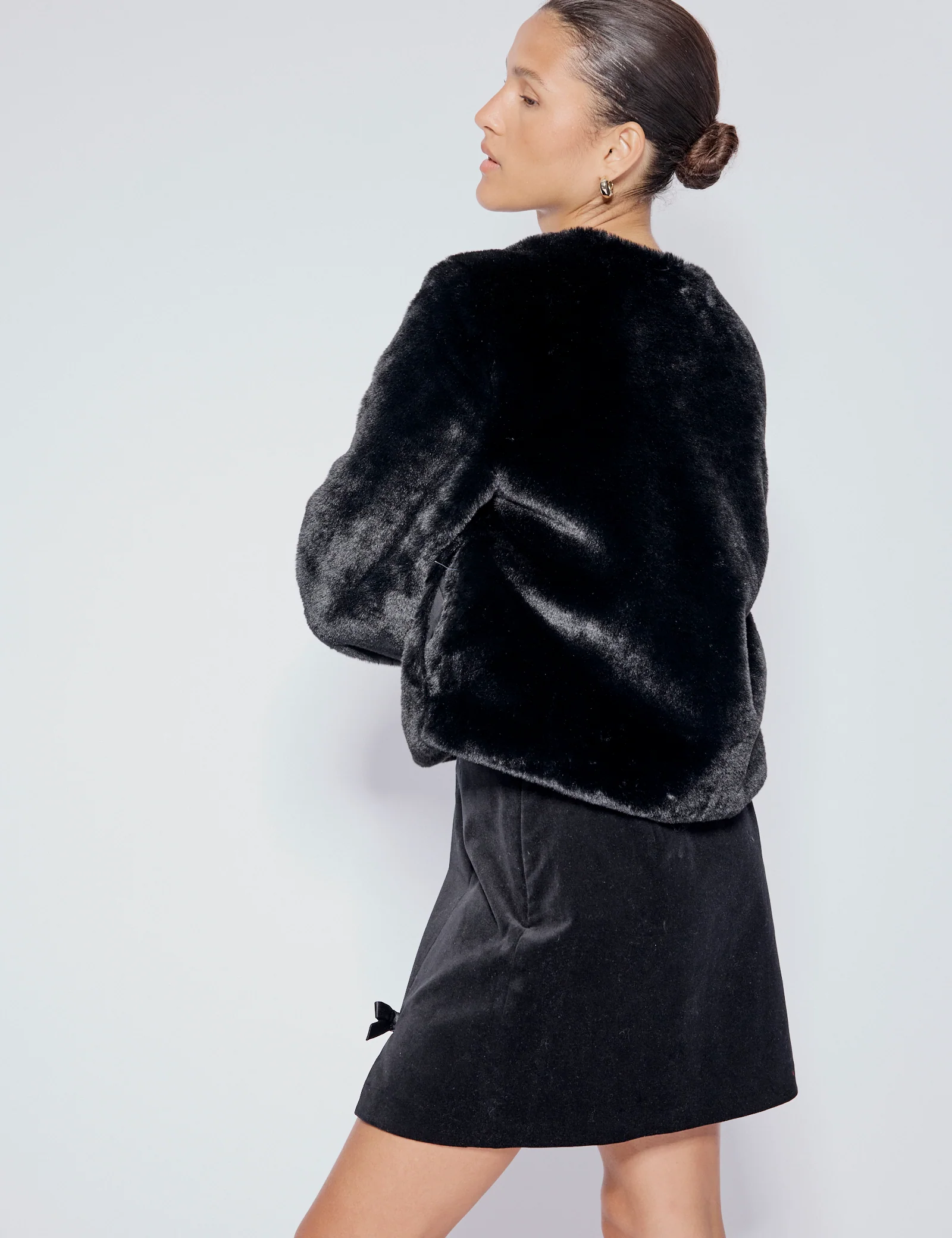 Black Faux Fur Cropped Jacket - Image 6