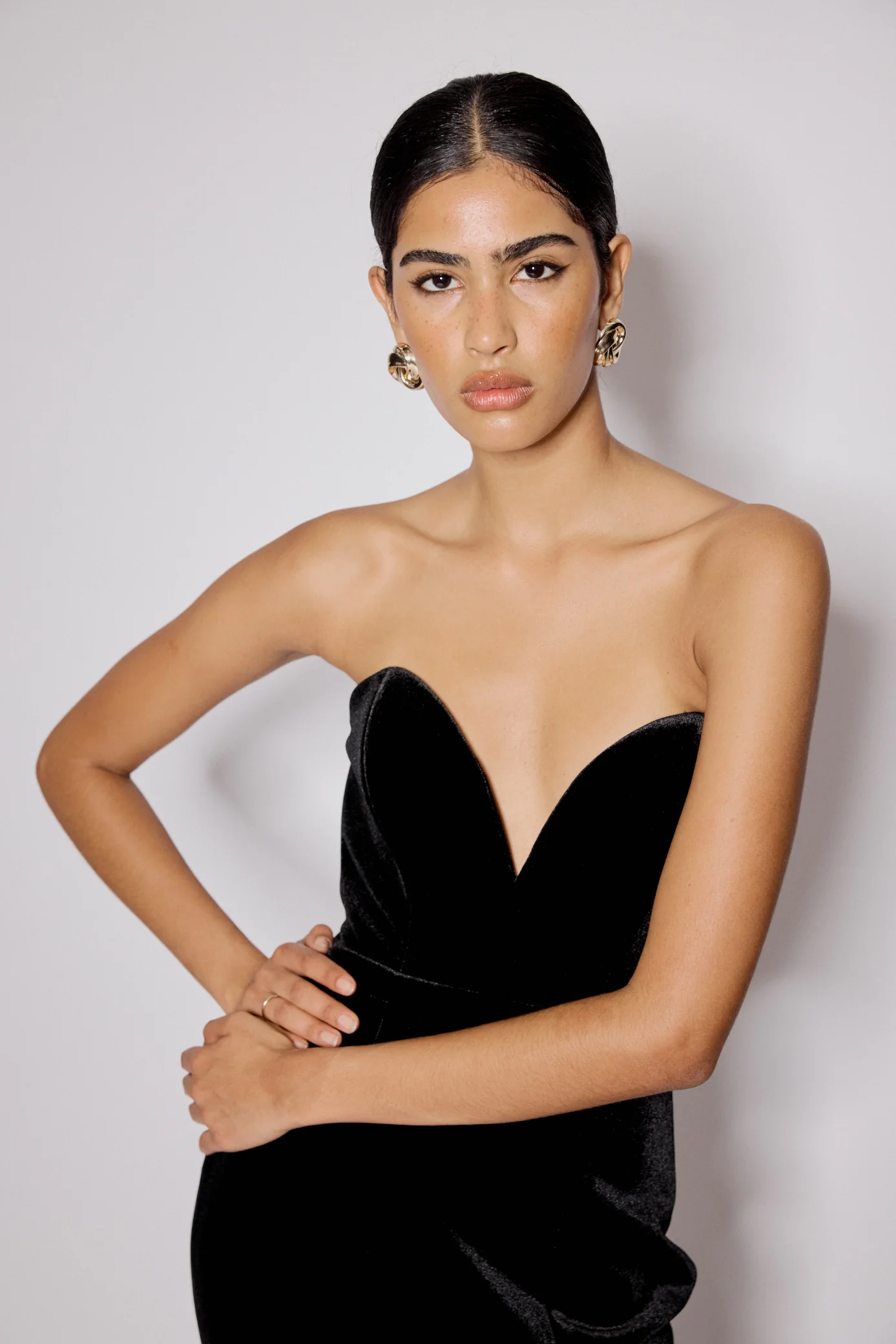 Black Sweetheart Bandeau Velvet Nola Midi Dress - Image 2