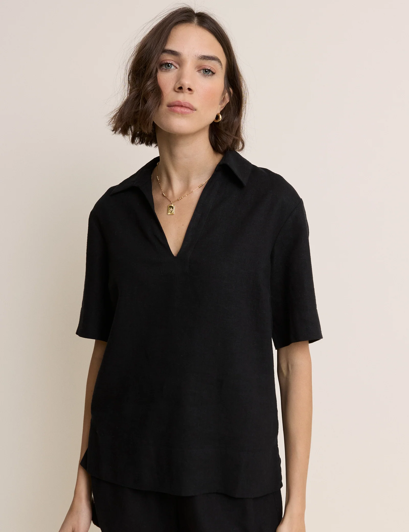 Black Gale Collared Linen T-Shirt - Image 5