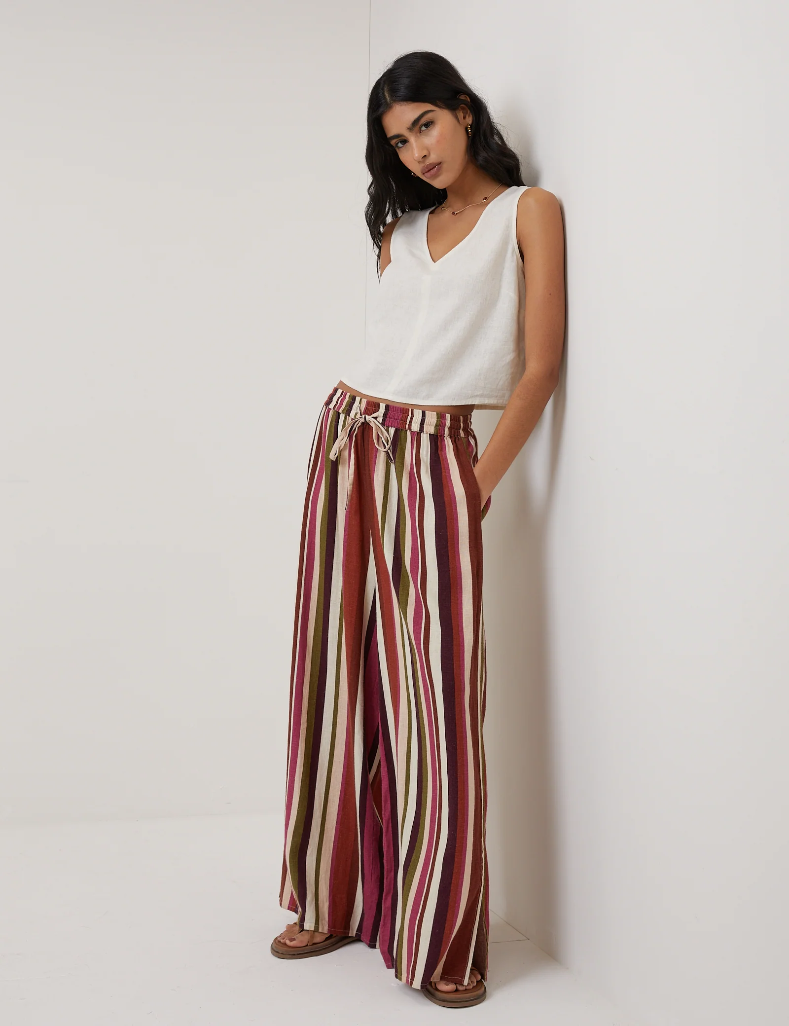 White Linen-Blend V-Neck Cropped Top - Image 4