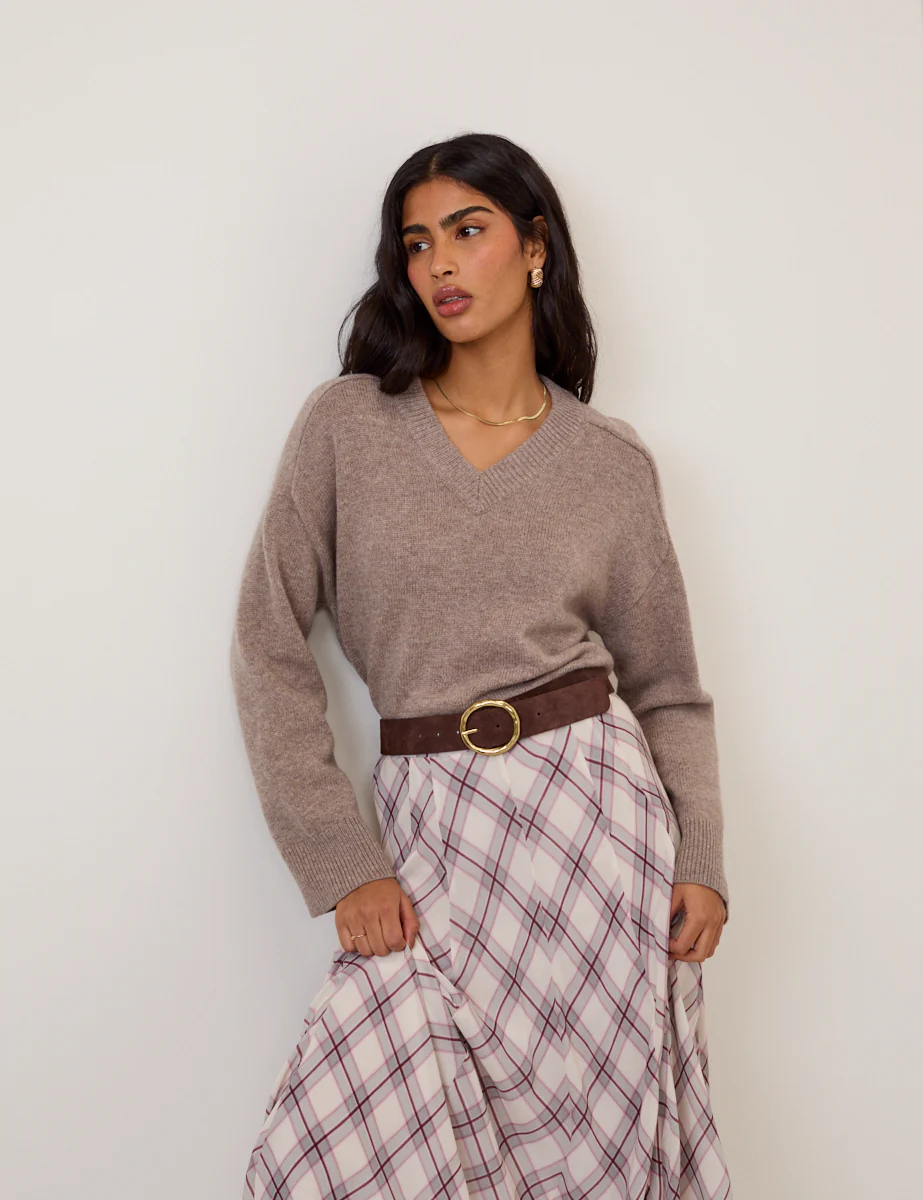 Beige V-Neck Wool Jumper - Image 4