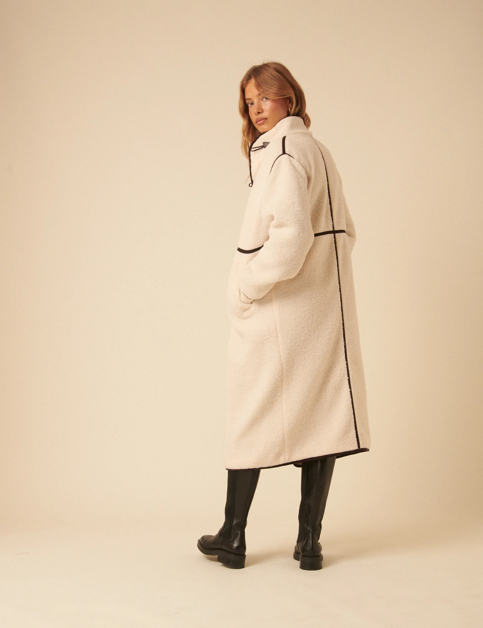 White Long Borg Duffle Coat - Image 5